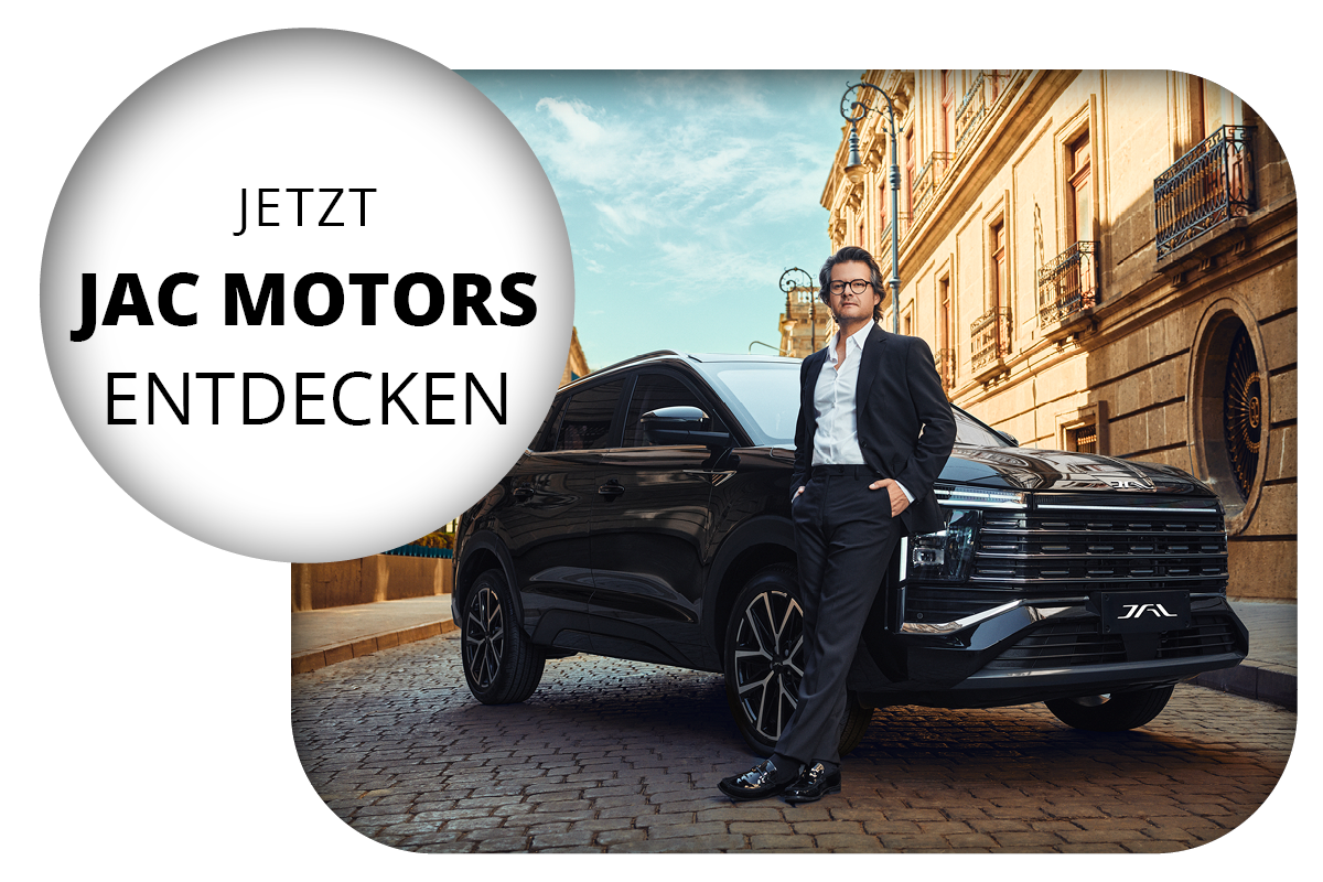 Mann lehnt an einen schwarzen Jac Auto 